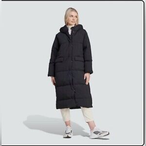 Adidas big baffle coat withh bottom side buttons for a fitted silhouette.